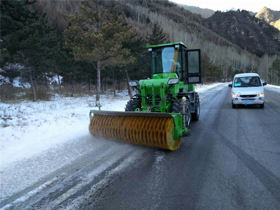 滾刷式強(qiáng)力掃雪機(jī)國產(chǎn)