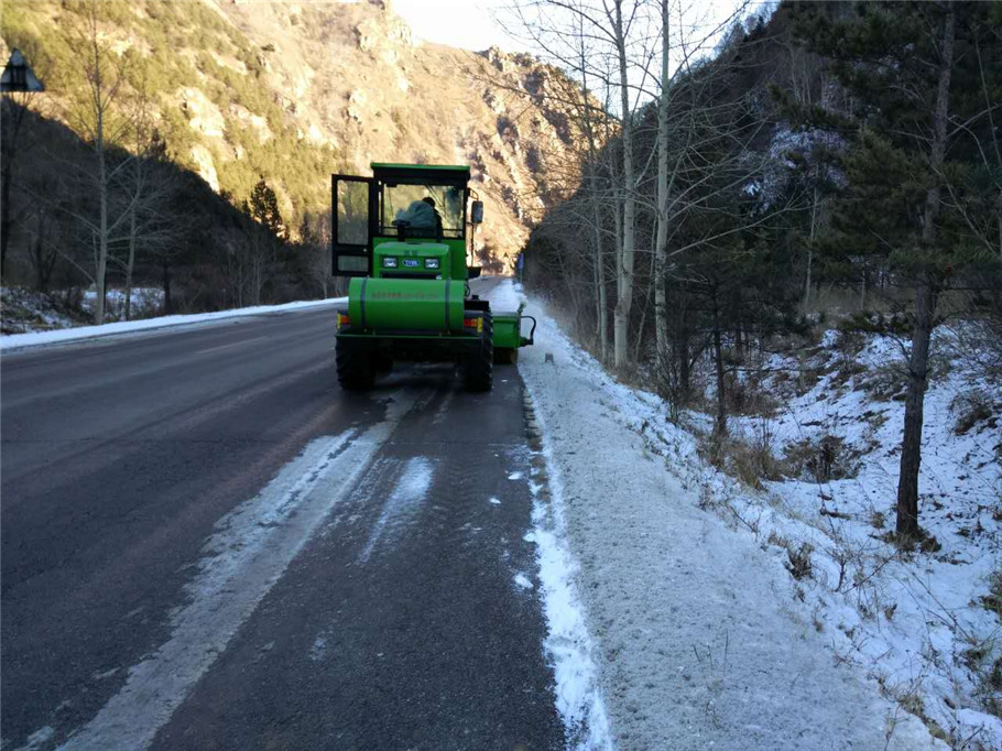 滾刷式強(qiáng)力掃雪機(jī)國產(chǎn)